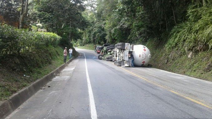 Camion_cisterna_volcado