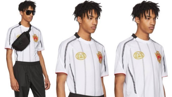 La marca italiana Versace se lanza al mercado deportivo con una camiseta de 700 dólares