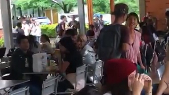 EN VIDEO: Una mamá le echó tremenda cantaleta a a su hijo en pleno Poli