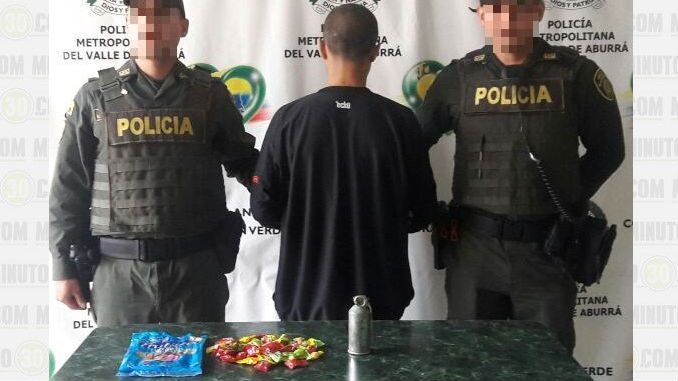 Andaba con una granada de humo camuflada en bolsa de dulces 1 Capturado_Granada