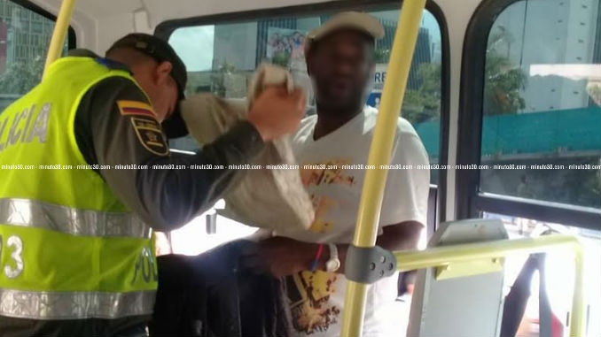FOTOS: Capturados dos hombres que al parecer robaban en un bus de Bello bajo la modalidad de ‘cosquilleo’