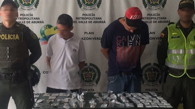Capturados con 60 cigarrillos de marihuana y 35 papeletas de base de cocaína 1 DdG0JvJXkAAqj93 1