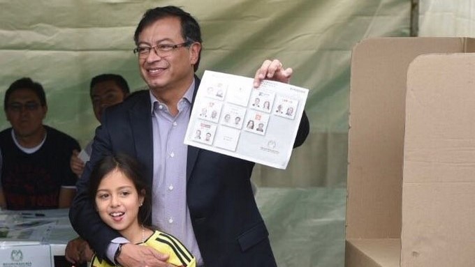 Petro votó en Bogotá e invitó a grabar cualquier fraude que se presente