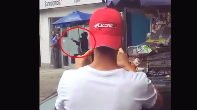 EN VIDEO: El momento exacto en el que rescatan al menor que era rehén en el robo de banco en La América
