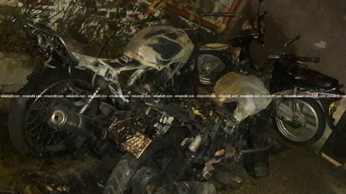 FOTOS: Quemaron varias motos estacionadas en una calle de Alfonso López