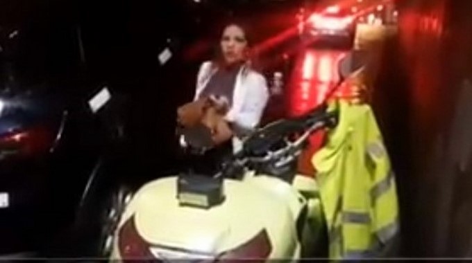 EN VIDEO: ¡Qué boquita! Mujer se “riega” a insultos contra un uniformado que le inmovilizó el carro