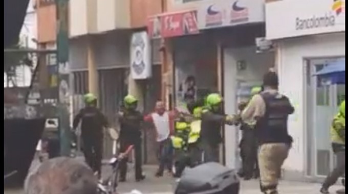 EN VIDEO: Así se vio el atraco de banco con rehenes, un menor de edad y cruce de disparos en La América