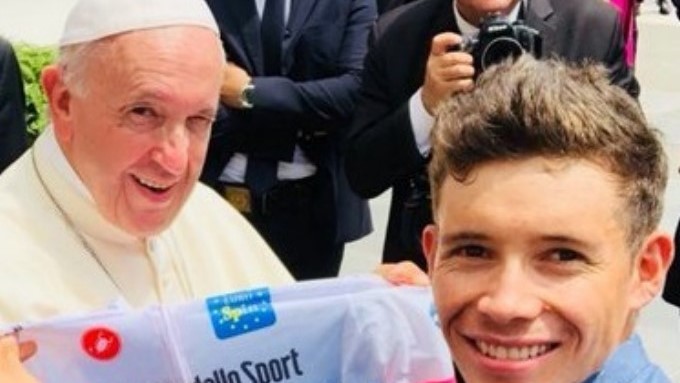 “Superman” López le entregó un especial regalo al papa Francisco