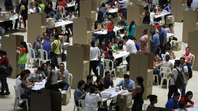 Afluencia masiva a media jornada de las presidenciales en Colombia