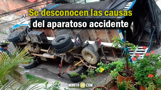 Accidente en el barrio Córdoba. Un camión se volcó