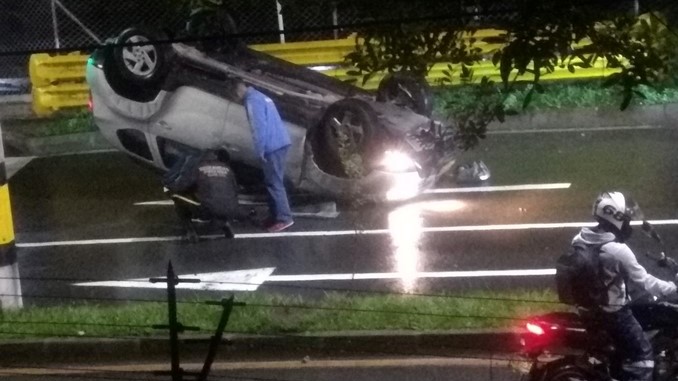 Vehículo terminó volcado tras accidente en la Loma del Escobero