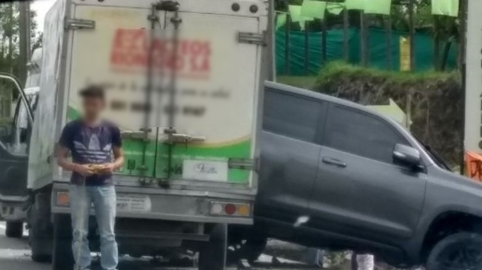 FOTOS: Aparatoso accidente en la vía Medellín - Bogotá dejó una persona herida 3 Accidente en la autopista Medellín - Bogotá