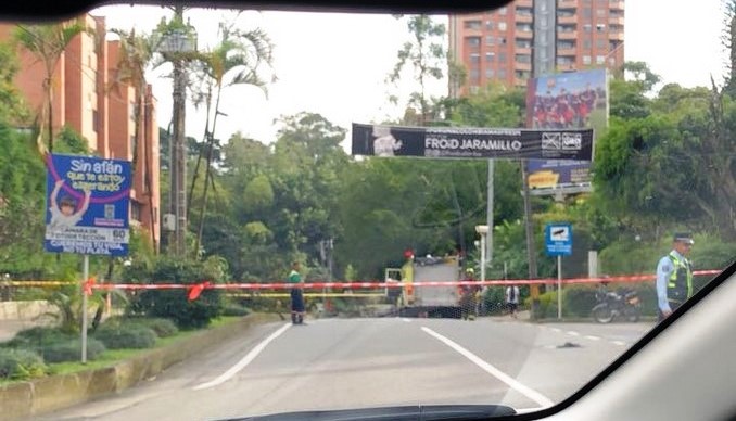 Reportan congestión en la Transversal Superior por caída de árbol y poste