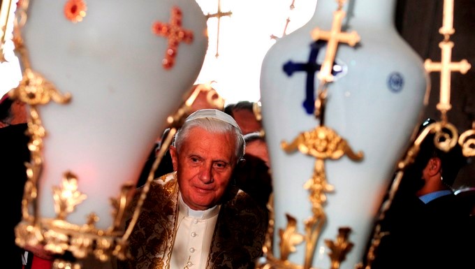 Benedicto XVI se sienta frente a la Piedra de la Unción en la Iglesia del Santo Sepulcro de Jerusalén (Israel), el 15 de mayo de 2009. EFE/Archivo