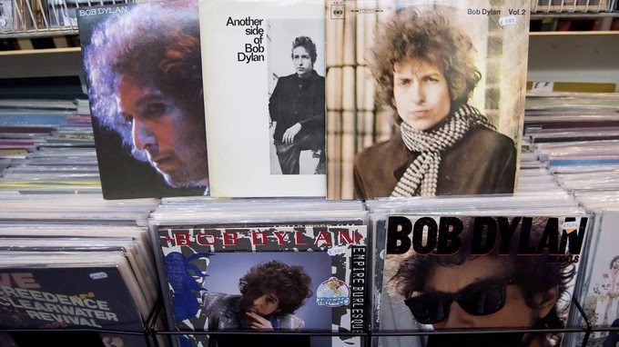 Albumes del músico y compositor Bob Dylan en una tienda de música de Múnich, Alemania. EFE/Archivo