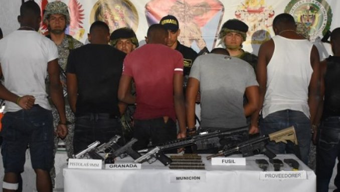 Los capturaron en Tumaco movilizando en una embarcación fusiles, pistolas, una granada y munición