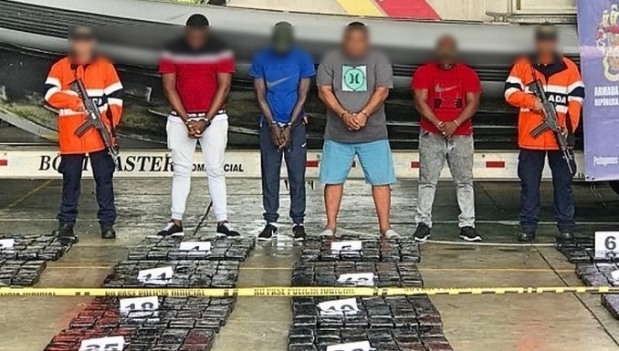 Los capturaron cuando trataban de huir con una tonelada de cocaína en una embarcación