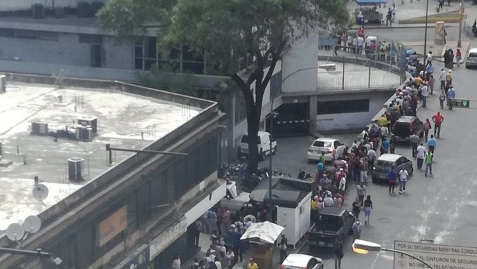 Largas filas en puestos de votación para elecciones colombianas en Caracas