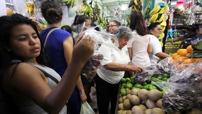 Según la DIAN, casi toda la canasta familiar sería gravada con IVA 2 compra frutas y alimentos Copiar