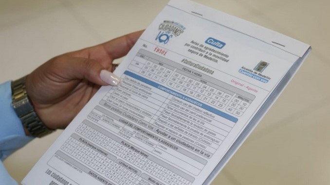 Con 'cultas' las autoridades de tránsito de Medellín premian a los conductores ejemplares