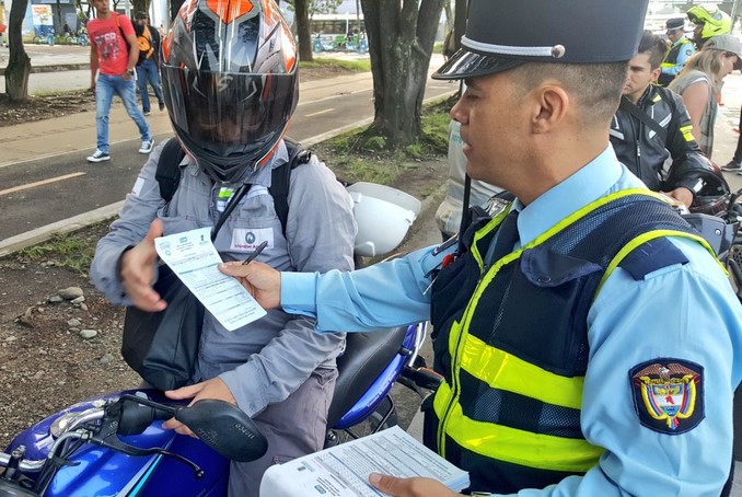 Con 'cultas' las autoridades de tránsito de Medellín premian a los conductores ejemplares