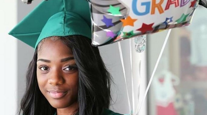 La tecnología ayudó a Cynthia Pettway, de 17 años, a recibir su grado sin estar físicamente. | Tomado de: Mobile County Public Schools
