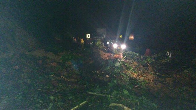 Paso restringido en la vía El Santuario - Caño Alegre por derrumbes