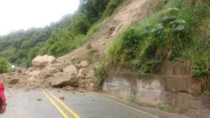 Hay paso restringido en la vía Cauyá - La Pintada por derrumbe