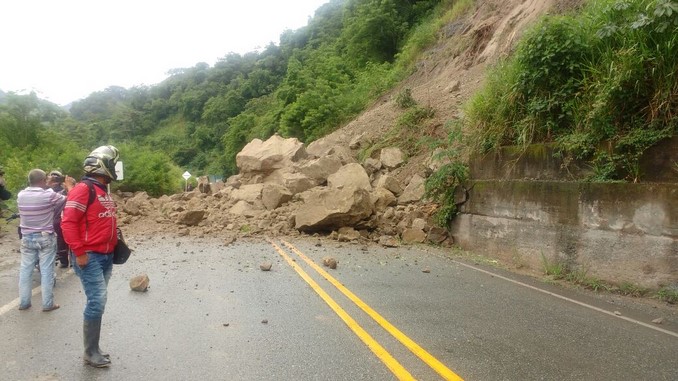 Hay paso restringido en la vía Cauyá - La Pintada por derrumbe