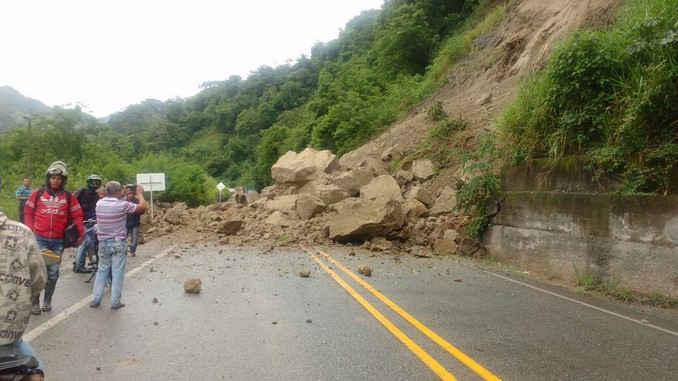 Hay paso restringido en la vía Cauyá - La Pintada por derrumbe