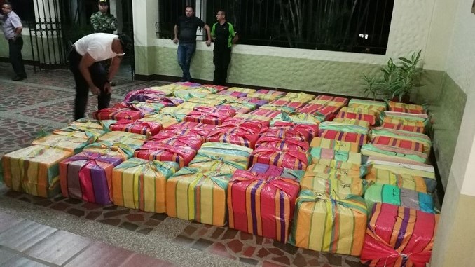FOTOS: Más de dos toneladas de marihuana estaban en un camión abandonado en Cauca 4 Incautadas más de dos toneladas de marihuana en el Cauca