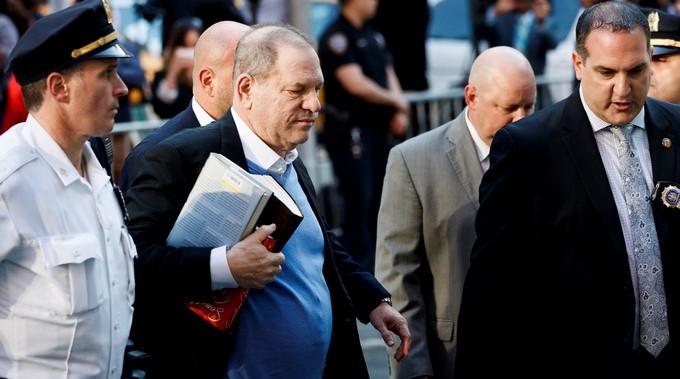 El productor de Hollywood Harvey Weinstein (2i), llega hoy a una comisaría de Nueva York, en Estados Unidos. EFE