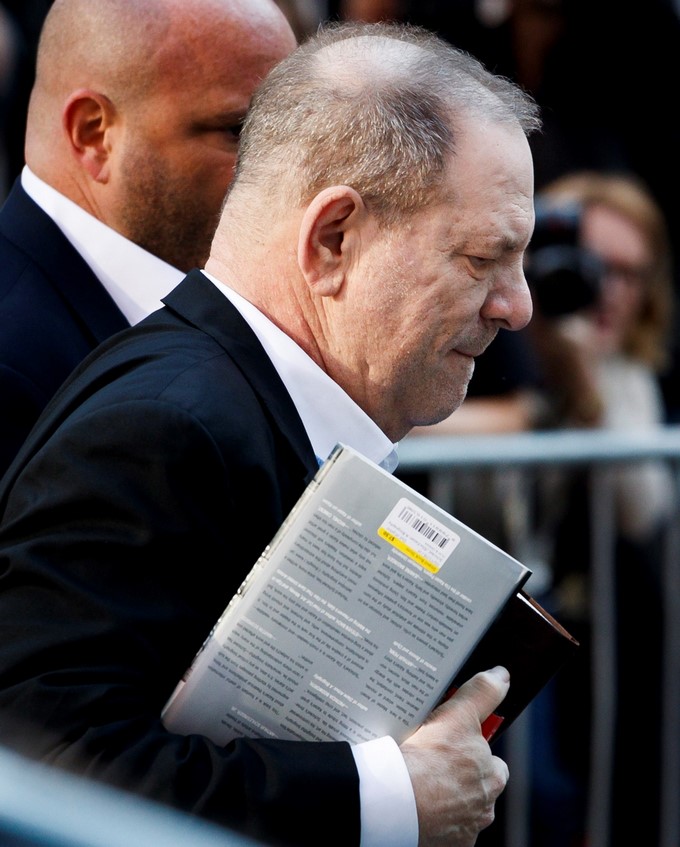 El productor de Hollywood Harvey Weinstein (2i), llega hoy a una comisaría de Nueva York, en Estados Unidos. EFE