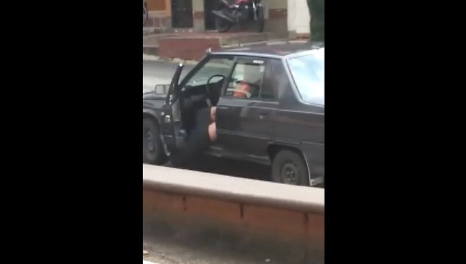 Grabaron en video a sujeto que estaría cometiendo actos obscenos en un vehículo particular
