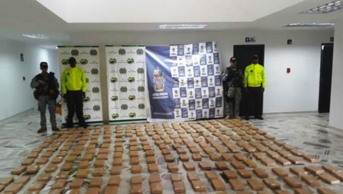 Hallan 300 kilos de cocaína que estaban ocultos debajo de una residencia de madera