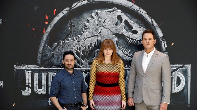 El cineasta Juan Antonio Bayona (i), posa junto a los actores Chris Pratt (d) y Bryce Dallas Howard, en el photocall del debut de Bayona en la primera división de las superproducciones de Hollywood con "Jurassic World: el reino caído". EFE