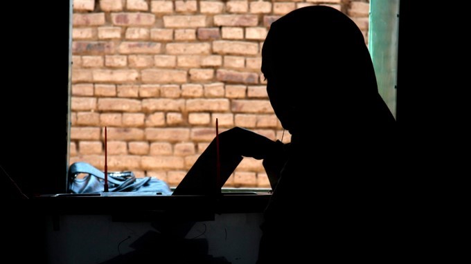 Mujer fue condenada a muerte por asesinar a su marido que la violaba