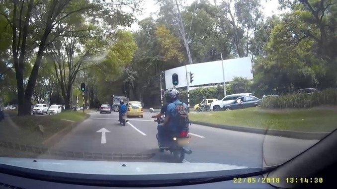 Denuncian que hombres en dos motos habrían asaltado a una mujer en la 80