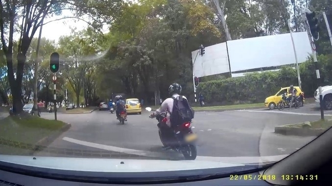 Denuncian que hombres en dos motos habrían asaltado a una mujer en la 80