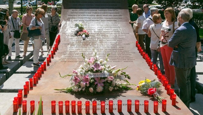 Las familias de los fallecidos en el accidente del Yak-42 participaban en un homenaje a las víctimas en Zaragoza, en el 14 aniversario de la tragedia. EFE/Archivo