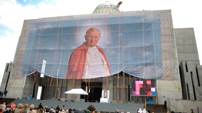 Una imagen gigante de Juan Pablo II (55 por 26 metros) cubría la fachada de la basílica de la Divina Providencia de Varsovia, durante la beatificación de Karol Wojtyla. EFE/Archivo
