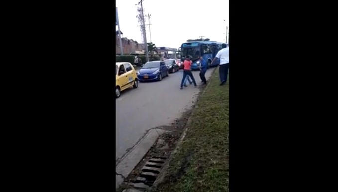En un hecho de intolerancia taxista atropelló a conductor del MIO tras una pelea