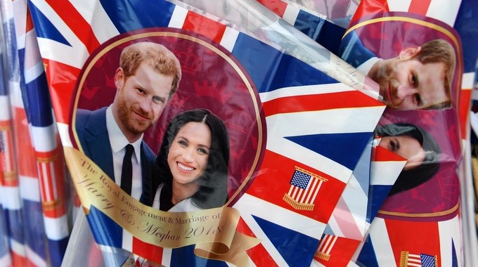 Bandera británicas con la imagen del príncipe Enrique y su prometida Meghan Markle en Windsor (Reino Unido). EFE