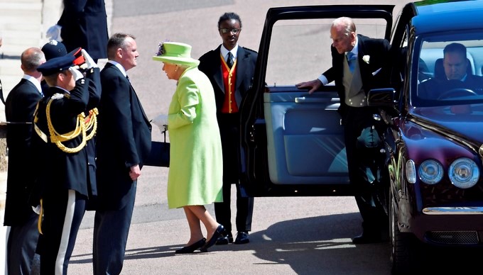 Britain's Queen Elizabeth II (C) and Prince Philip (R), Duke of Edinburgh arrive for the royal wedding ceremony of Britain's Prince Harry and Meghan Markle at St George's Chapel in Windsor Castle, in Windsor, Britain, 19 May 2018. (Edimburgo) EFE/