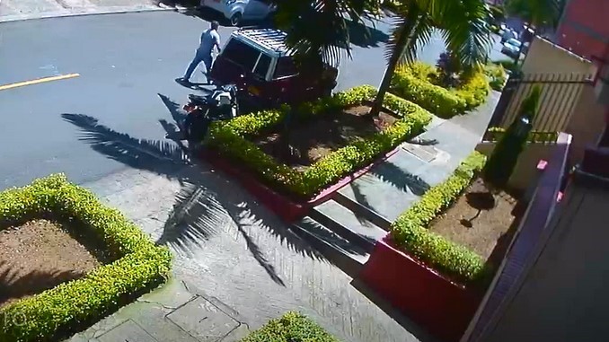 En video quedó registrado el robo de un vehículo en Santa Mónica