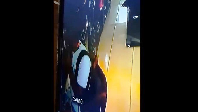 Mientras la distraían un hombre aprovechó para robarle el celular en un local en Aranjuez