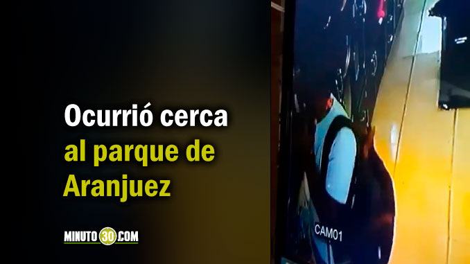 Mientras la distraían un hombre aprovechó para robarle el celular en un local en Aranjuez