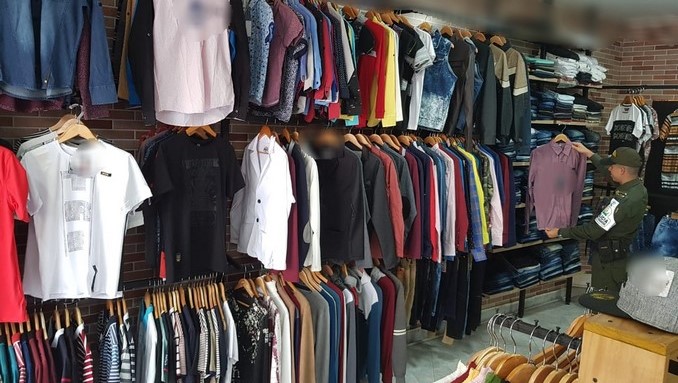 Más de 400 unidades de ropa deportiva de contrabando fueron decomisadas en Cali