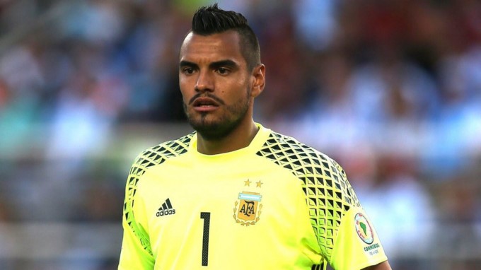 Sergio Romero se lesionó la rodilla derecha y quedó por fuera del Mundial