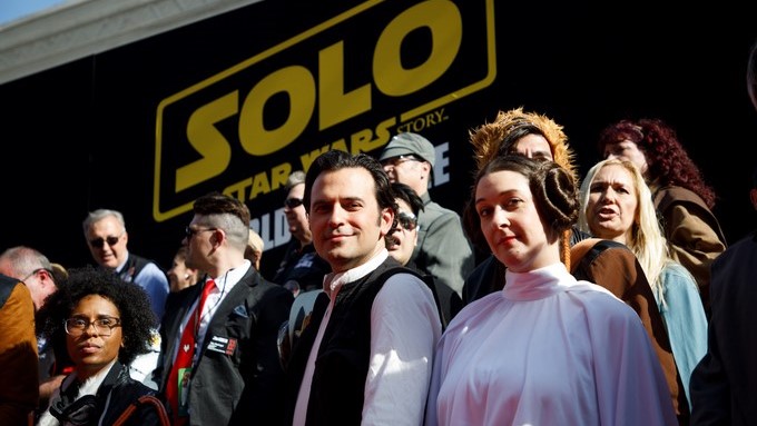 Público vestido como personajes de la película asisten al estreno de "Solo: A Star Wars Story" en Hollywood, California, EEUU. EFE/Archivo [ ]